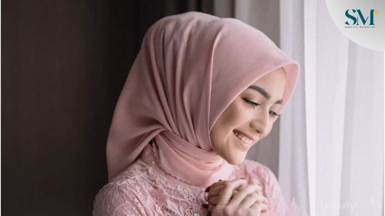 Satu Sisi Hijab Ditarik ke Belakang