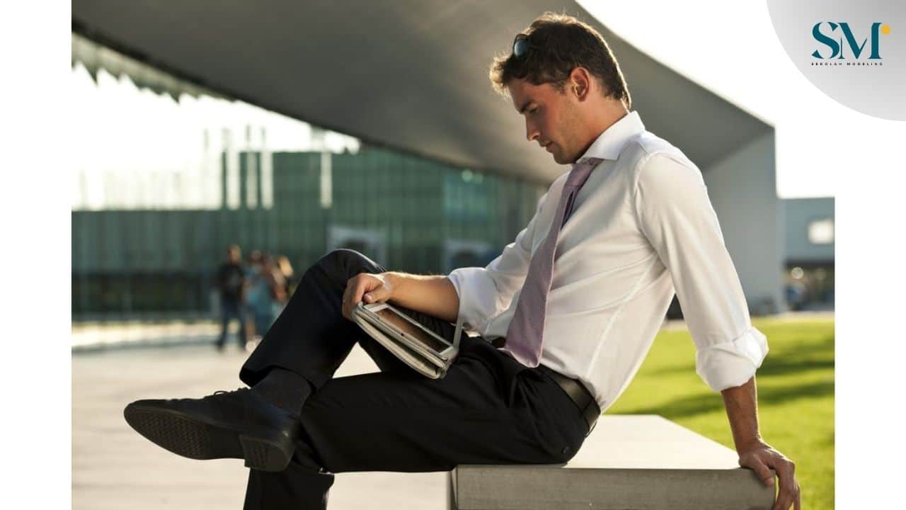 Model pria profesional membaca dokumen