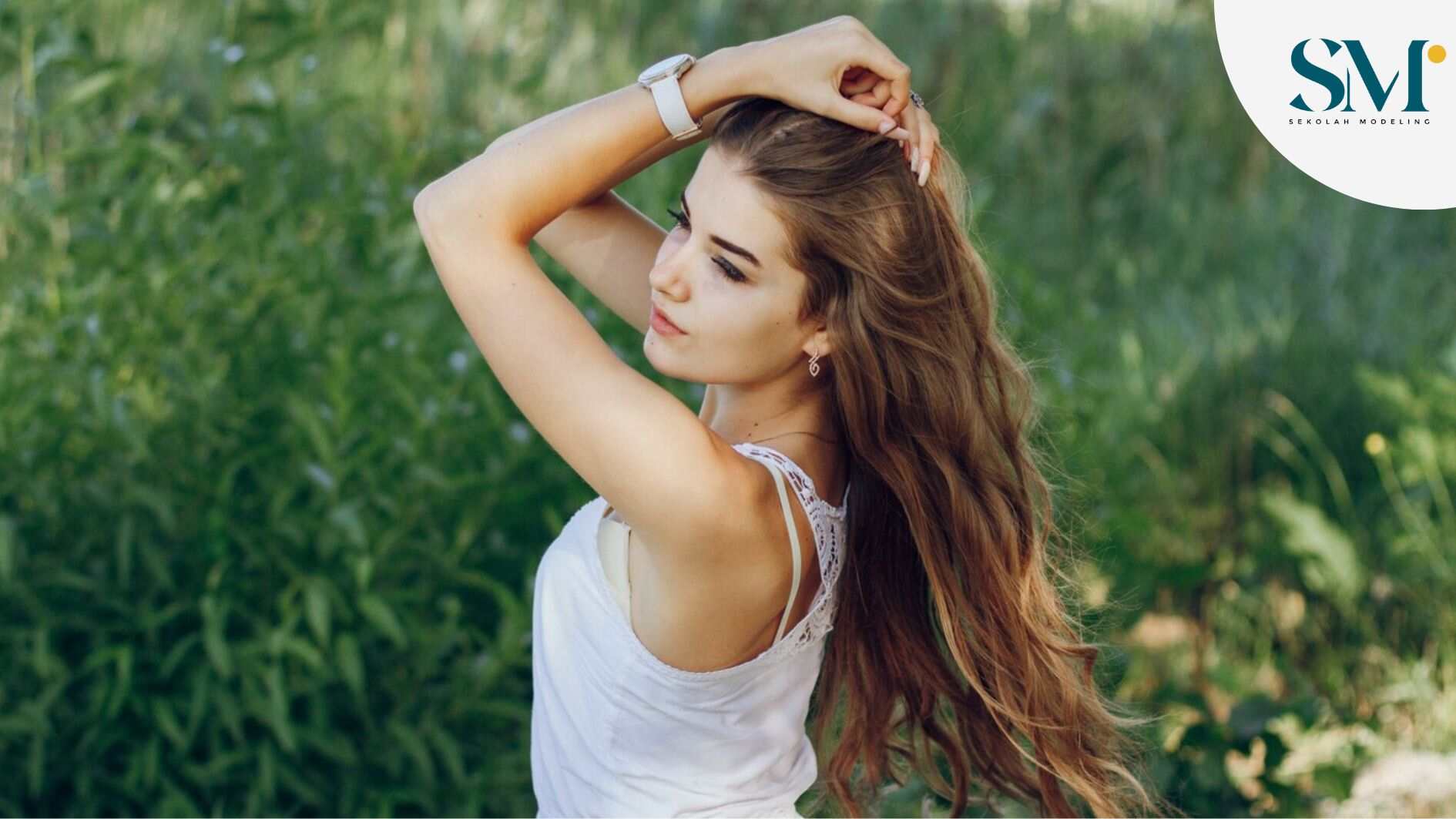 Summer dress park brush lips