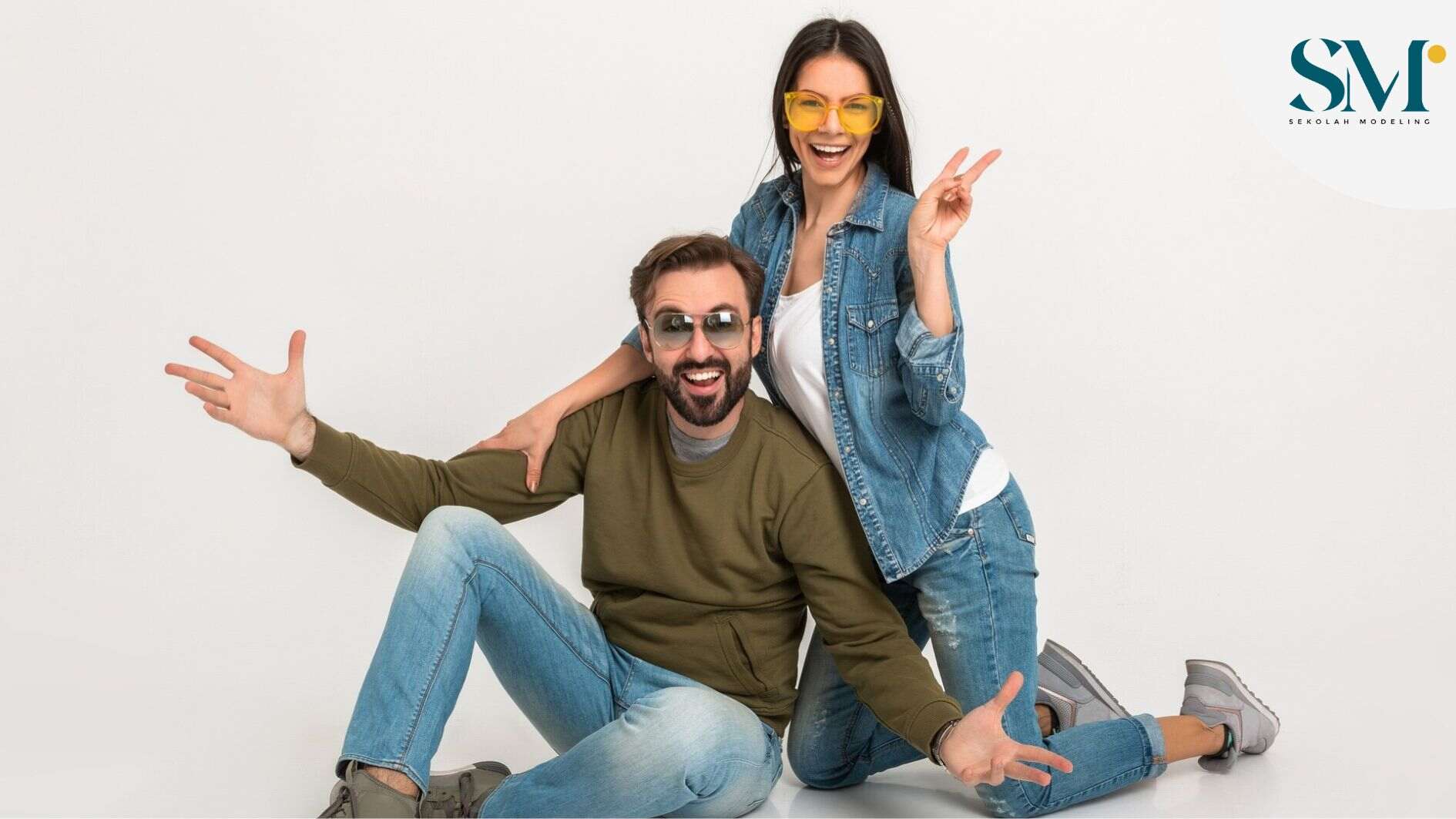 pose foto duduk di lantai couple
