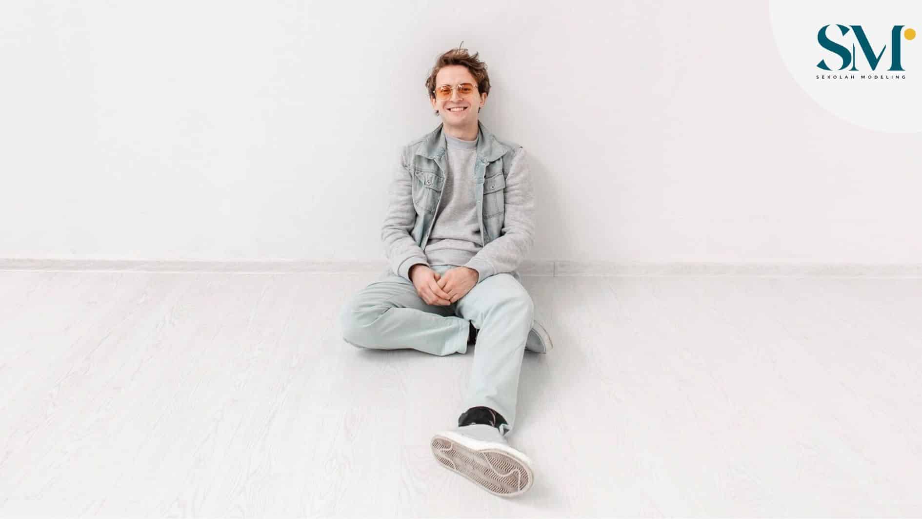 pose foto duduk di lantai, teenage boy sitting