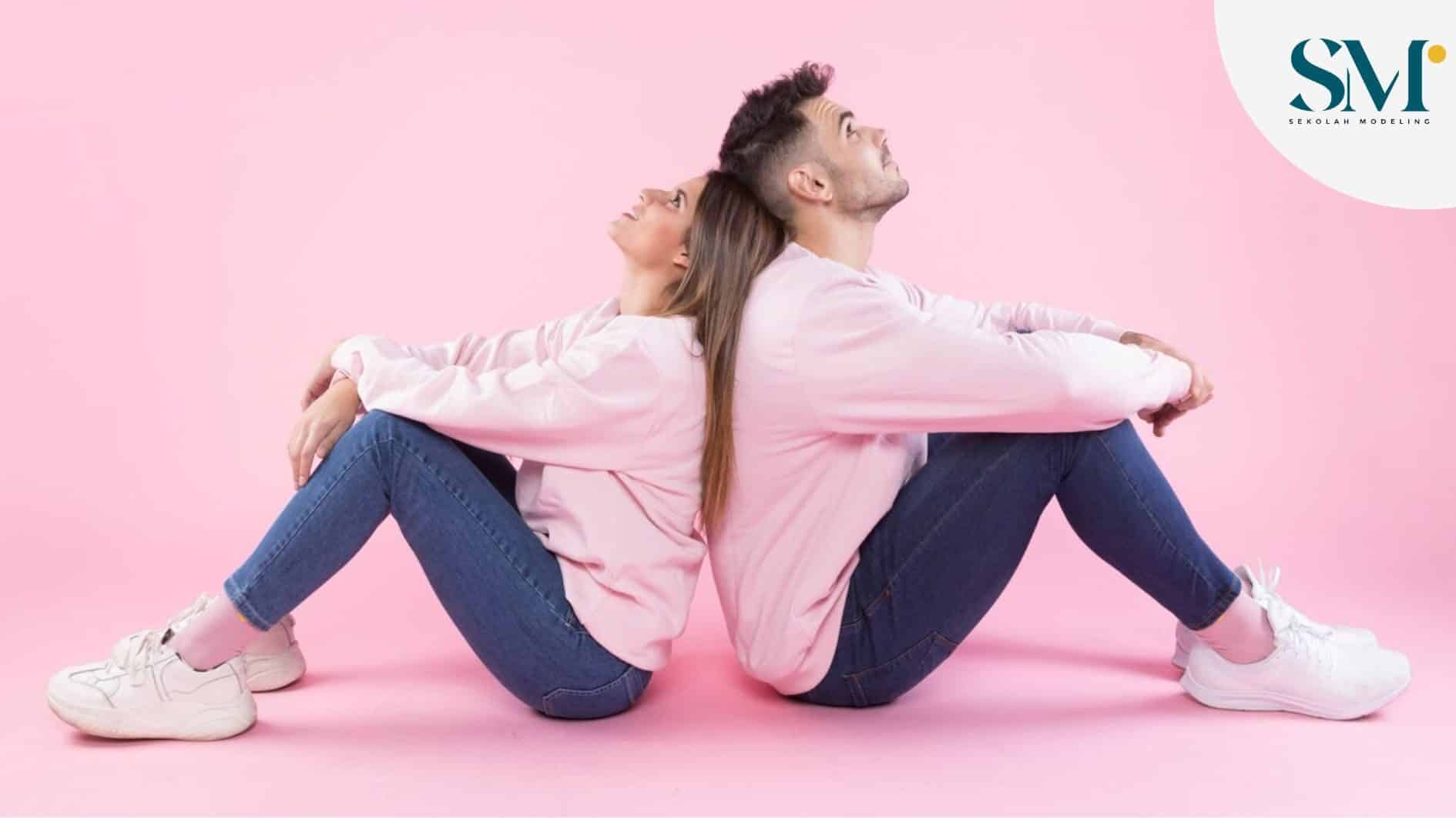 pose foto duduk di lantai, young couple looking up