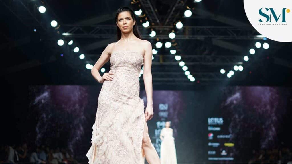 kelas modeling, women white sleeveless dress